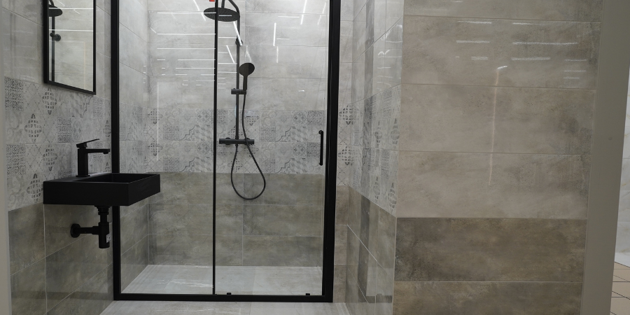 Czym przykleić brodzik do płytek? Sprawdzone materiały i montaż krok po kroku