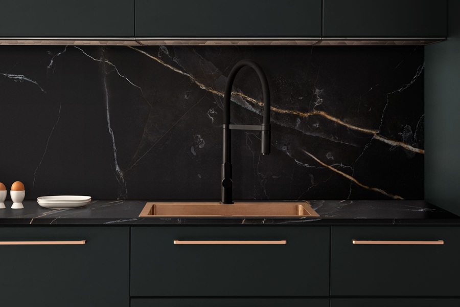 Kamień w aranżacji kuchni. Odkryj najpiękniejsze dekory na Twój blat