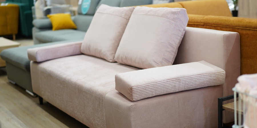 Sofa narożna czy klasyczna trzyosobowa – co lepiej wygląda w nowoczesnym salonie?