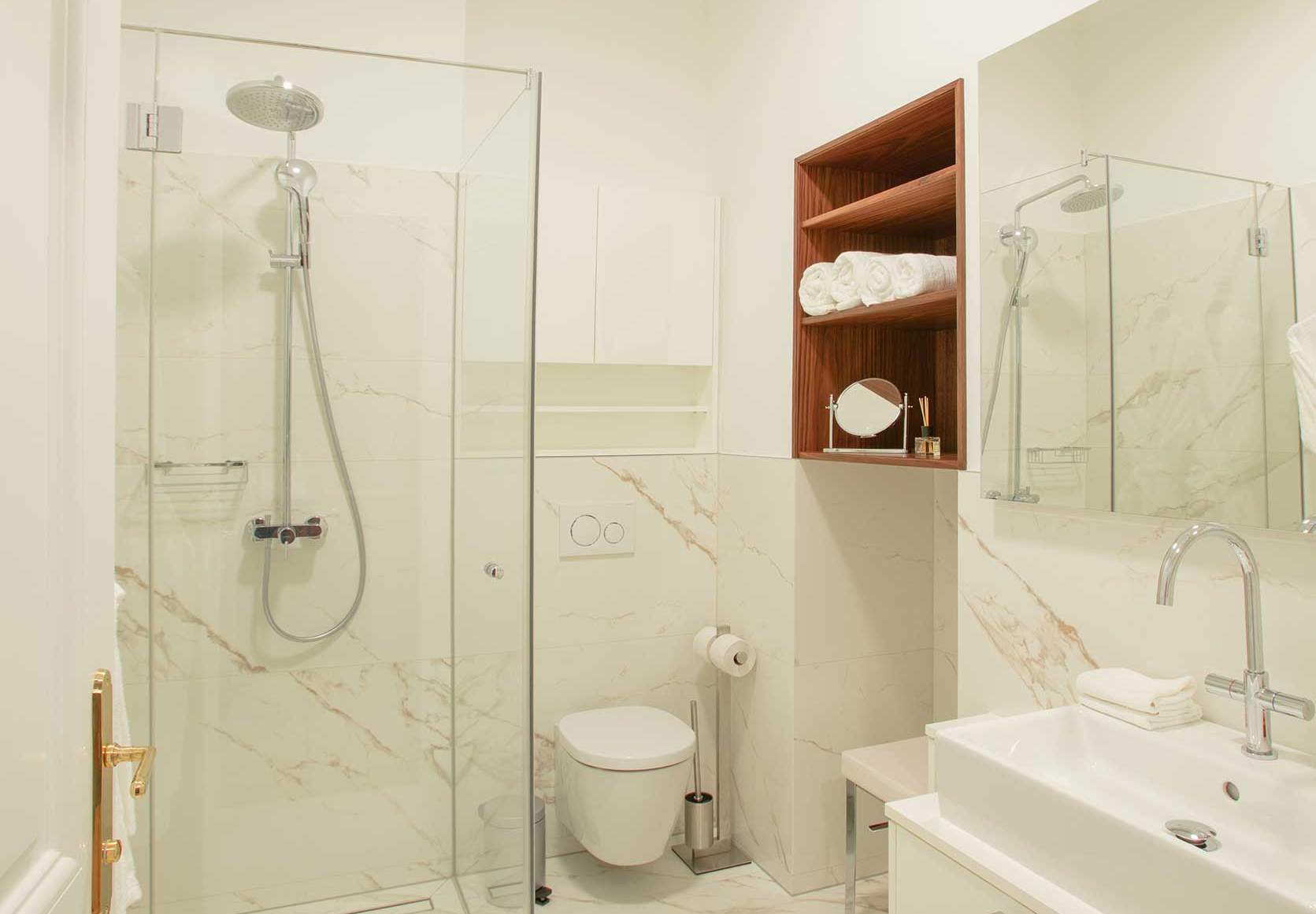 Ergonomia małej łazienki. Jak urządzić 3m2 z prysznicem?