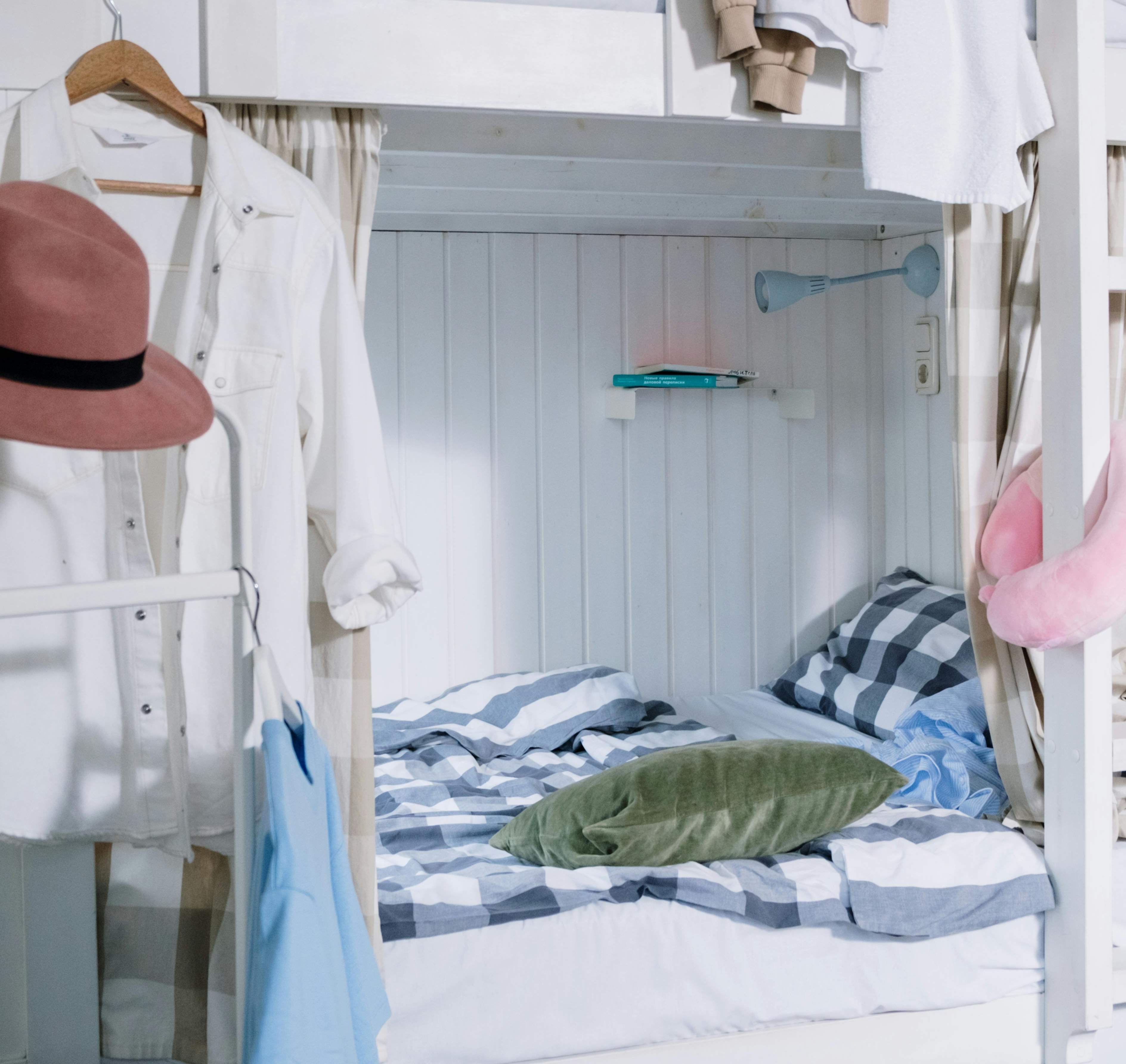 Mały pokój dziecięcy. Antresola i łóżko piętrowe pozwolą zyskać miejsce