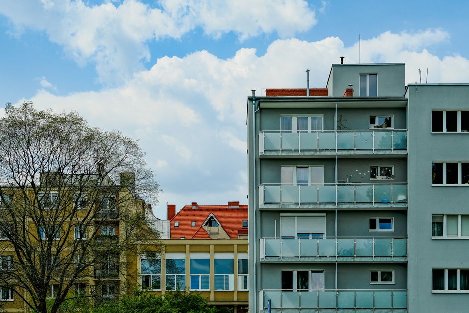 Proste sposoby na nieszczelne okna. Tak obniżysz rachunki