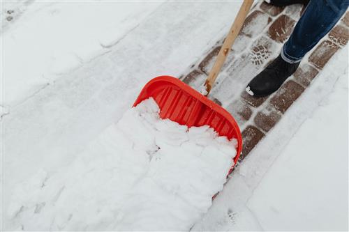 Obowiązki właścicieli nieruchomości i kierowców – przepisy, kary, bezpieczeństwo