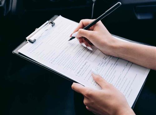 Wyprowadziła się za wcześnie. Fiskus chce od niej pieniędzy