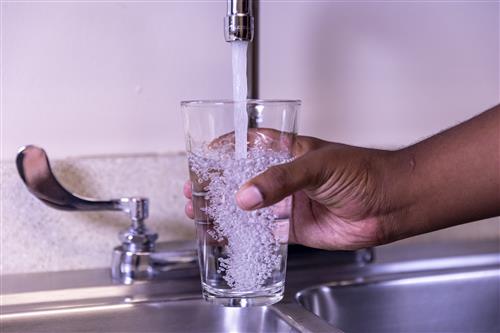 Nowe normy wody pitnej w Polsce. Unia uderza w „wieczne chemikalia” 