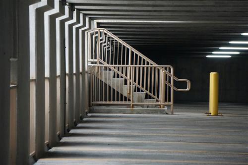 Niejasności w nowych przepisach? Balkon i schody wliczone do metrażu mieszkania