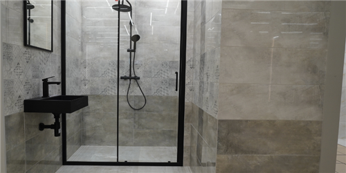 Czym przykleić brodzik do płytek? Sprawdzone materiały i montaż krok po kroku